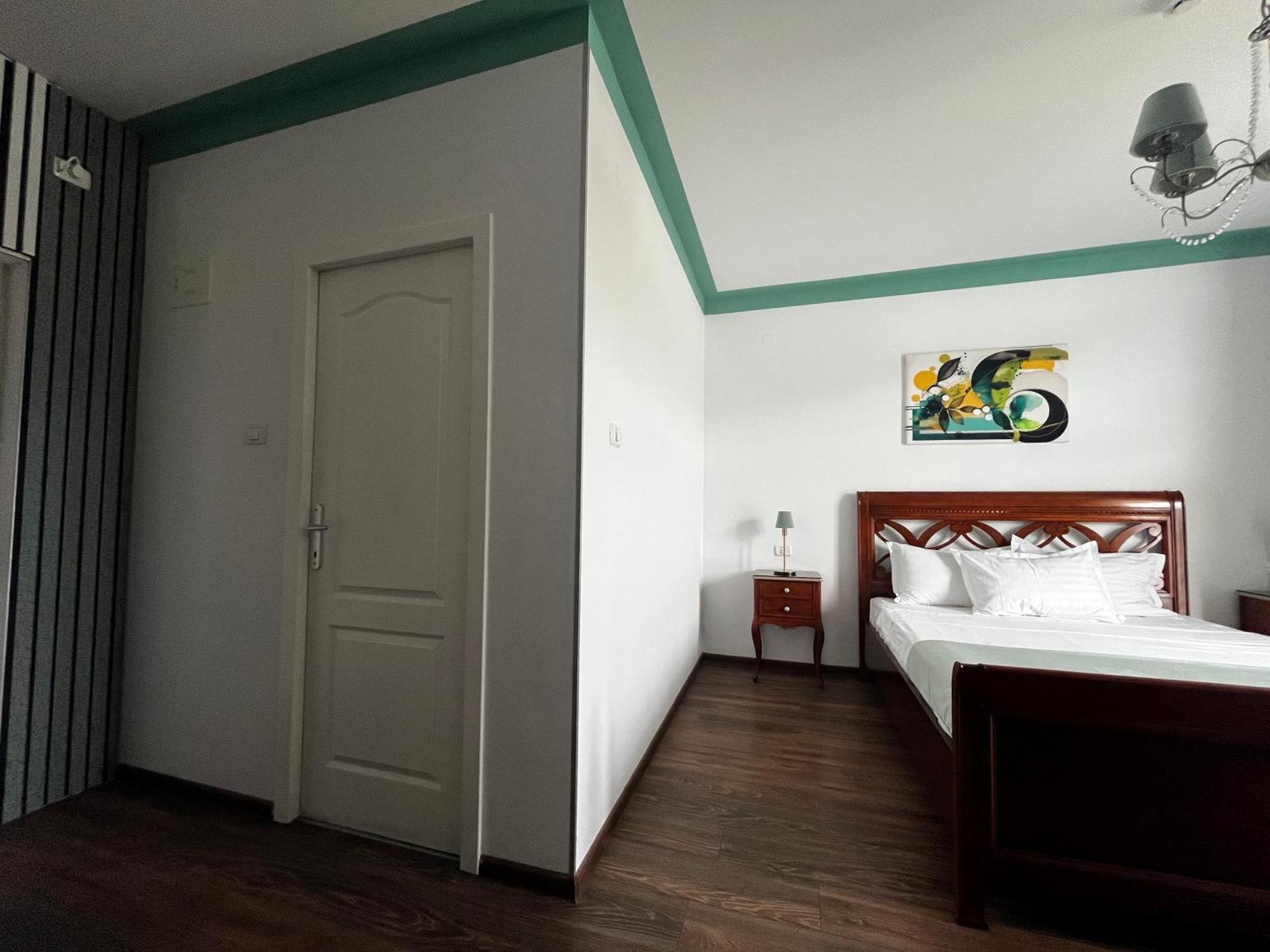 Riviera 990 - Resort & Restaurant Ieşelniţa Bagian luar foto