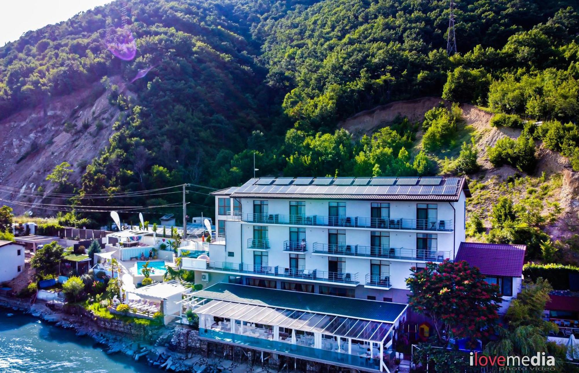 Riviera 990 - Resort & Restaurant Ieşelniţa Bagian luar foto